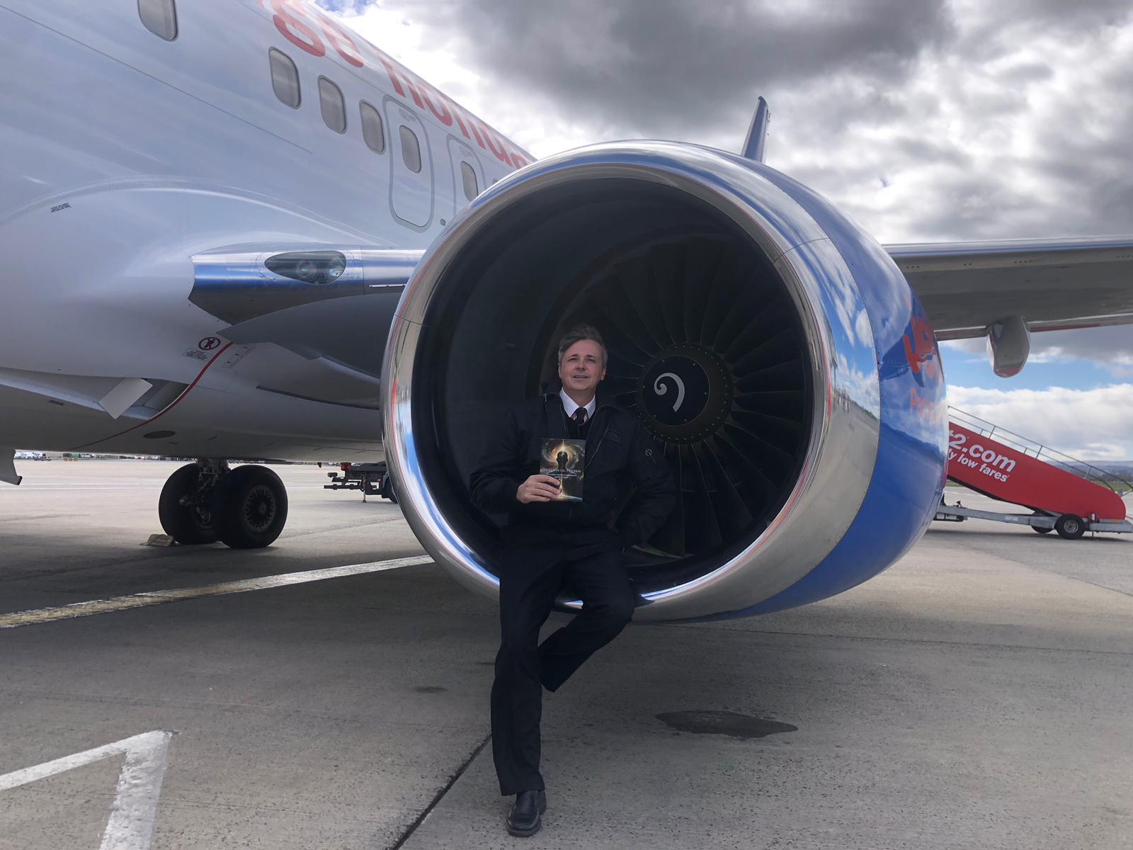 Mario Moncada junto a un avión